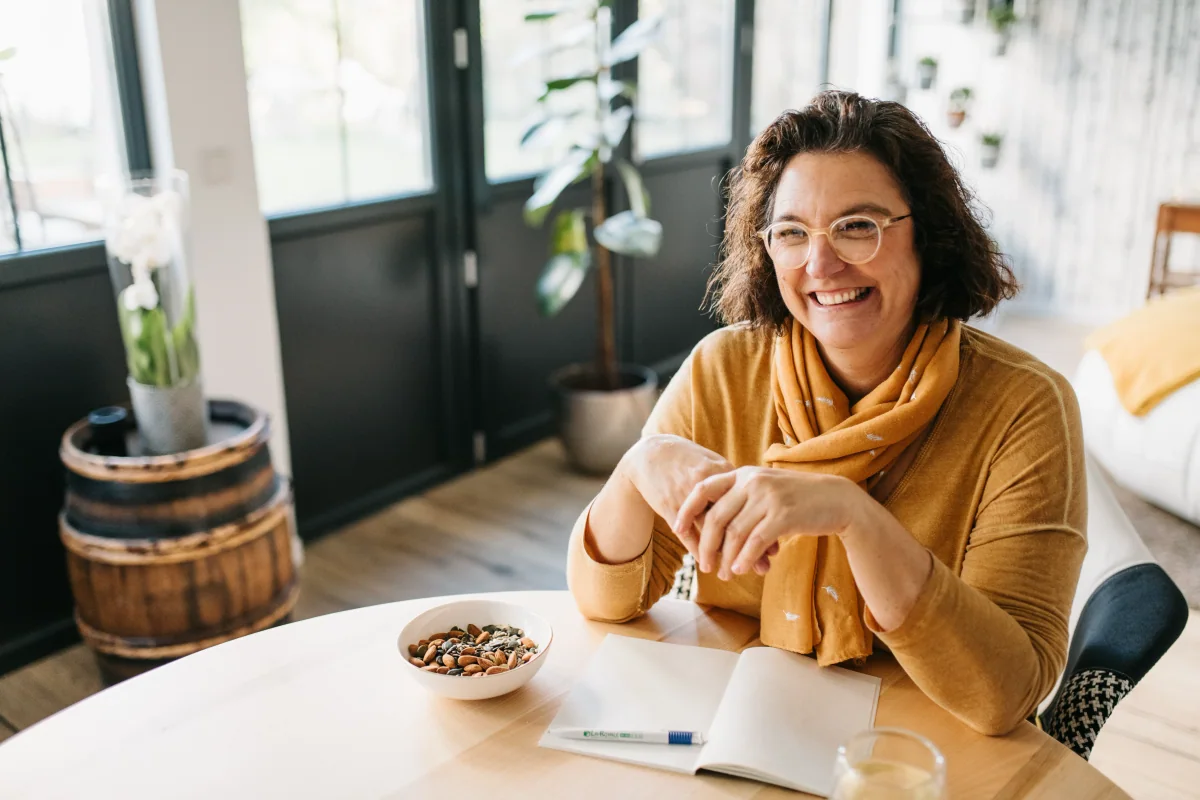 Stéphanie accueille ses clients dans son cabinet lumineux