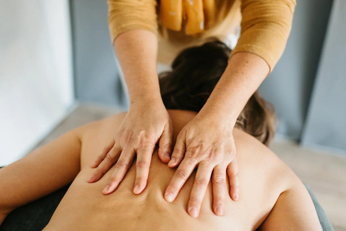 Massage énergétique du dos et de la nuque réalisé par Stéphanie